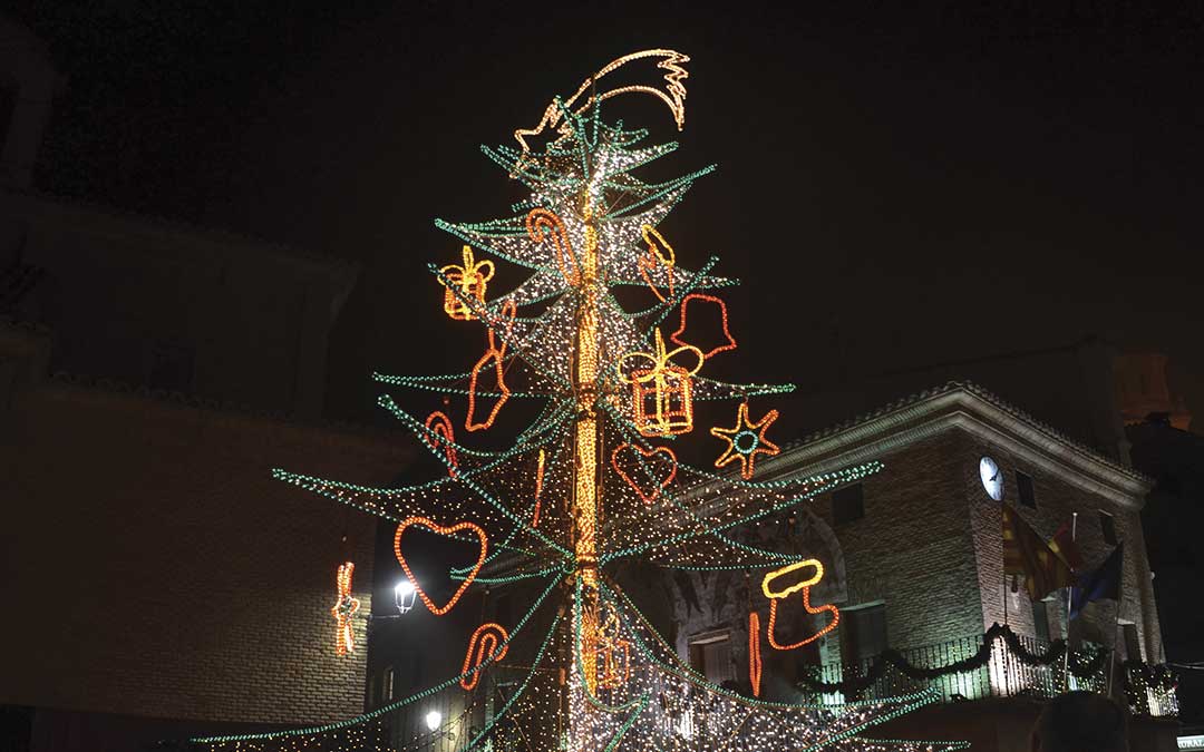 Imagen de archivo. Encendido de las luces de Navidad en Calanda en 2018.