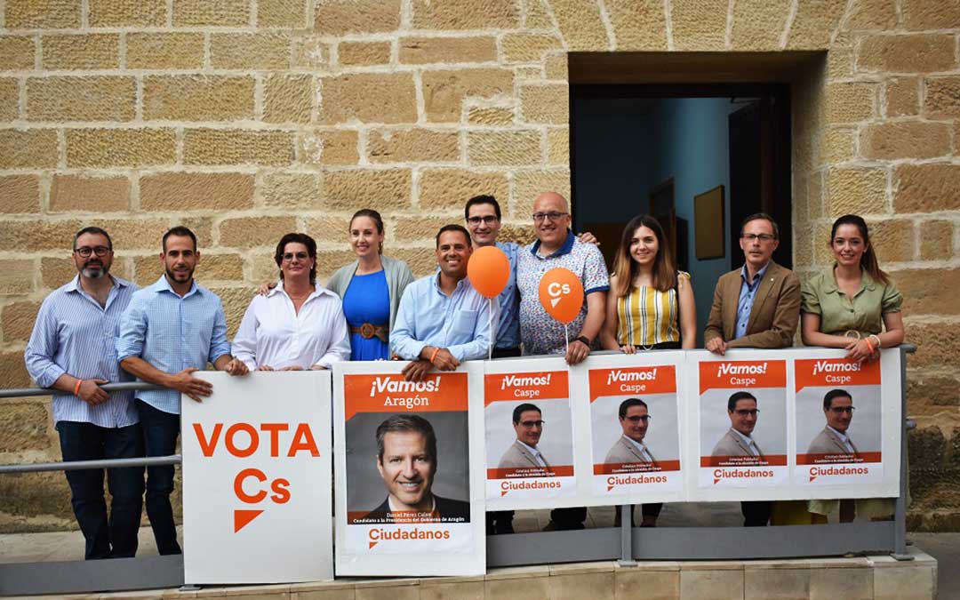 Algunos representantes de Ciudadanos Caspe durante su presentación en mayo de 2019, en el convento de Franciscanos de Caspe.