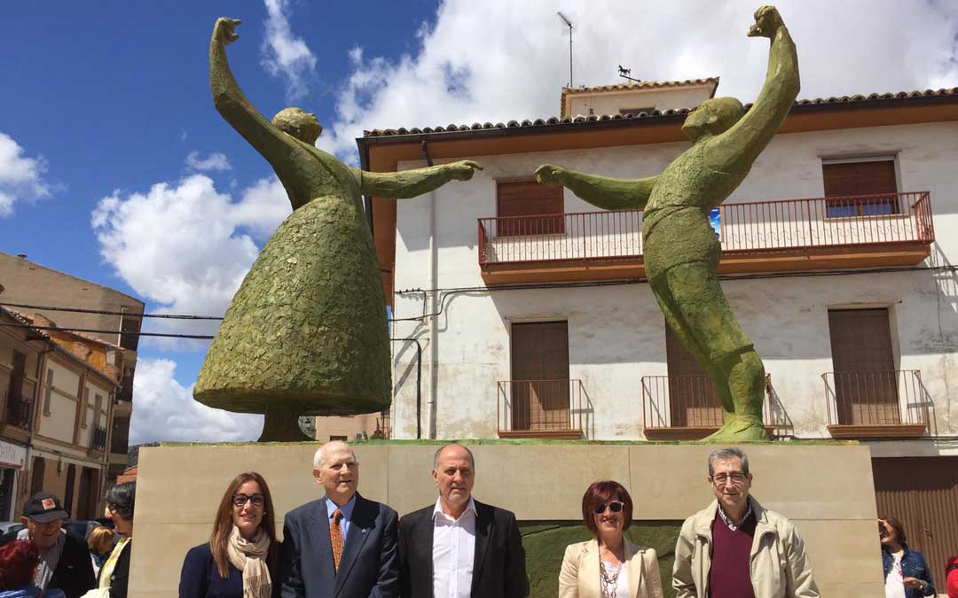 El artista, Manuel Monterde, con parte de la corporación municipal
