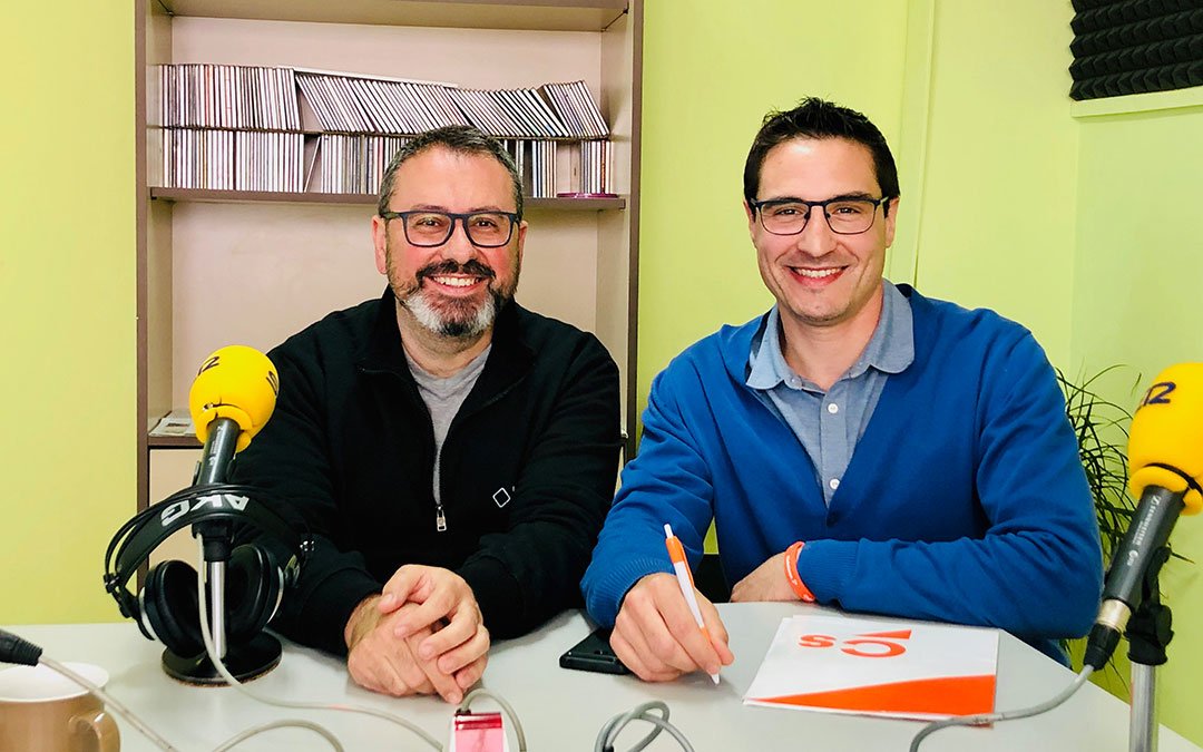 Comenzamos con el ESPACIO DE ELECCIONES. El partido protagonista es Ciudadanos Caspe. Hablamos con Cristian Poblador y Agustín Moré. Sección Astronomía. Desvelamos los ganadores de la campaña Escaparates Locos de APEC. Análisis del partido CD Caspe-Fuentes.