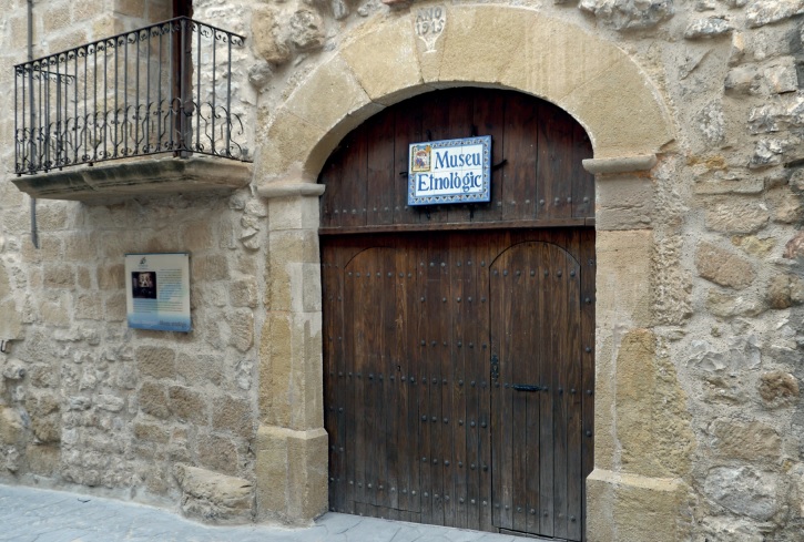 Portada de la tarjeta postal donde aparece la fachada del Museo nonaspino.