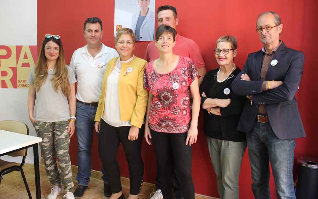 Berta Zapater junto a compañeros de la candidatura, este jueves, en su sede. Foto: L. Castel