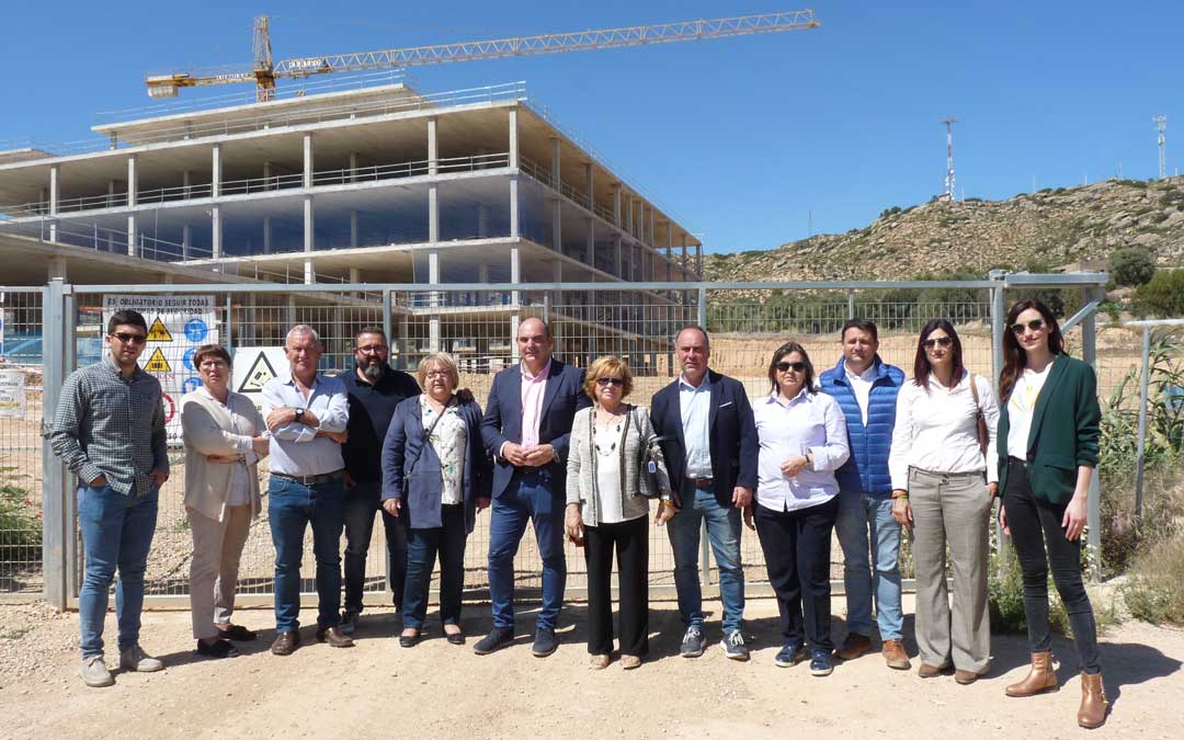Los populares ante las obras del futuro hospital de Alcañiz. /Alicia Martín