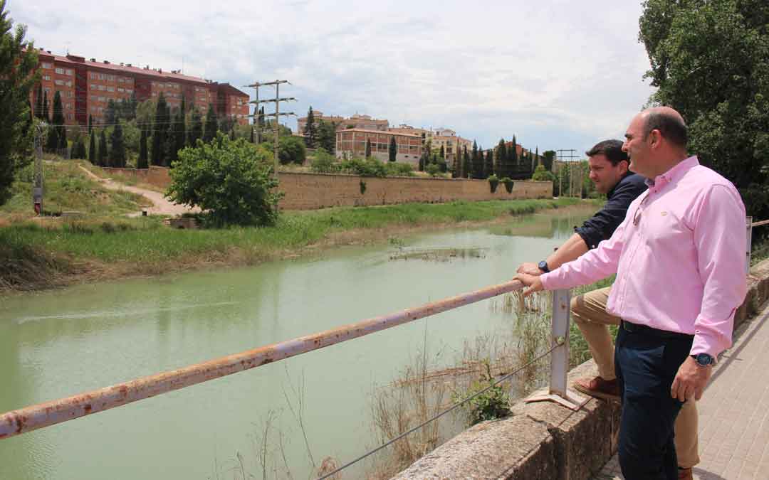 El candidato del PP, Juan Carlos Gracia, y su compañero Miguel Ángel Estevan, este jueves, en rueda de prensa. Foto: L. Castel