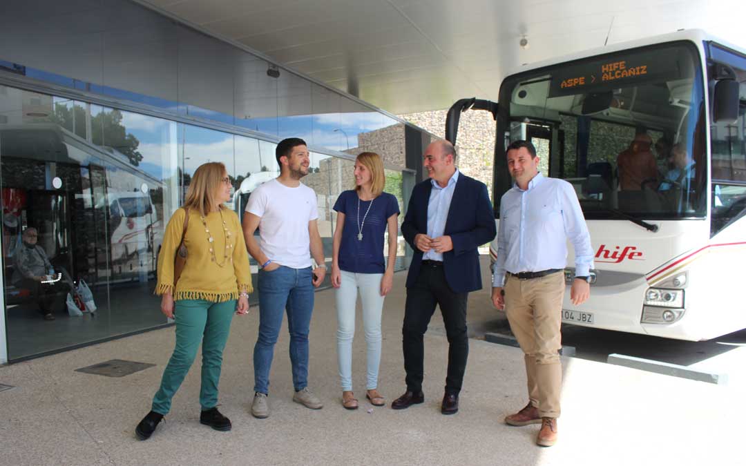 Gracia Suso junto a varios compañeros de la lista, este miércoles, en la estación de autobuses de Alcañiz. Foto: L. Castel