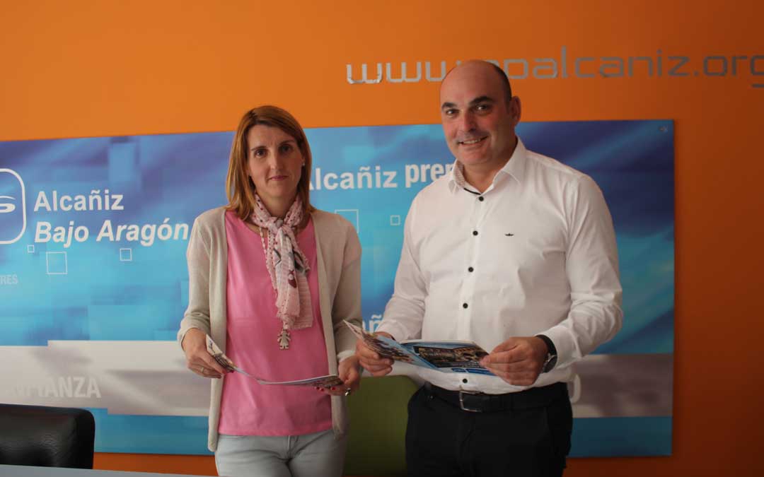 El candidato del PP, Suso, este lunes, junto a la edil de Hacienda, Fernández. Foto: L. Castel