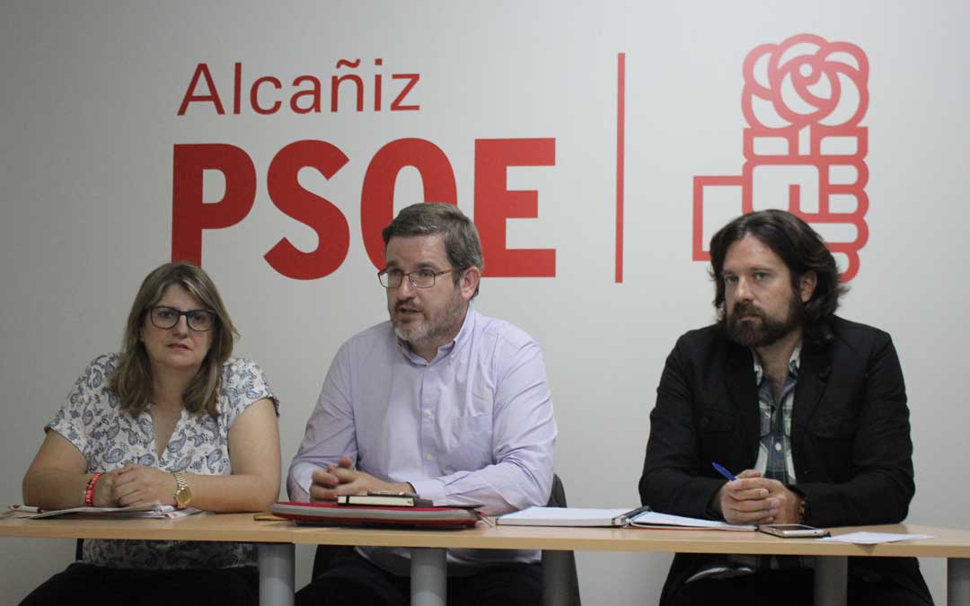 Ignacio Urquizu, ayer, en rueda de prensa para presentar las propuestas de educación, cultura y patrimonio junto con Susana Mene y Jorge Abril. Foto: L. Castel