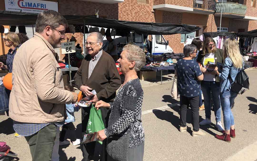 Ignacio Urquizu y compañeros de la candidatura charlando con vecinos