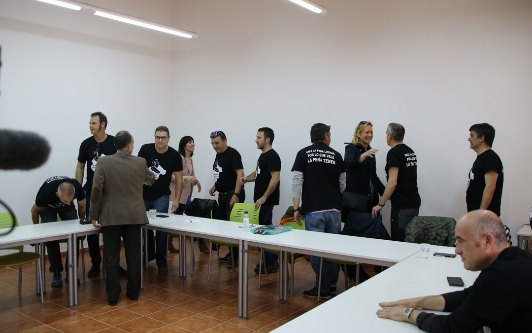 Saludos en el inicio de la reunión de la consejera y su equipo y el director del IAF, con las subcontratas. / Adrián Monserrate