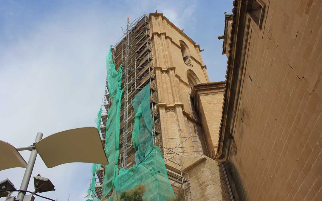 Ya se está desmontando el andamiaje exterior de la Torre