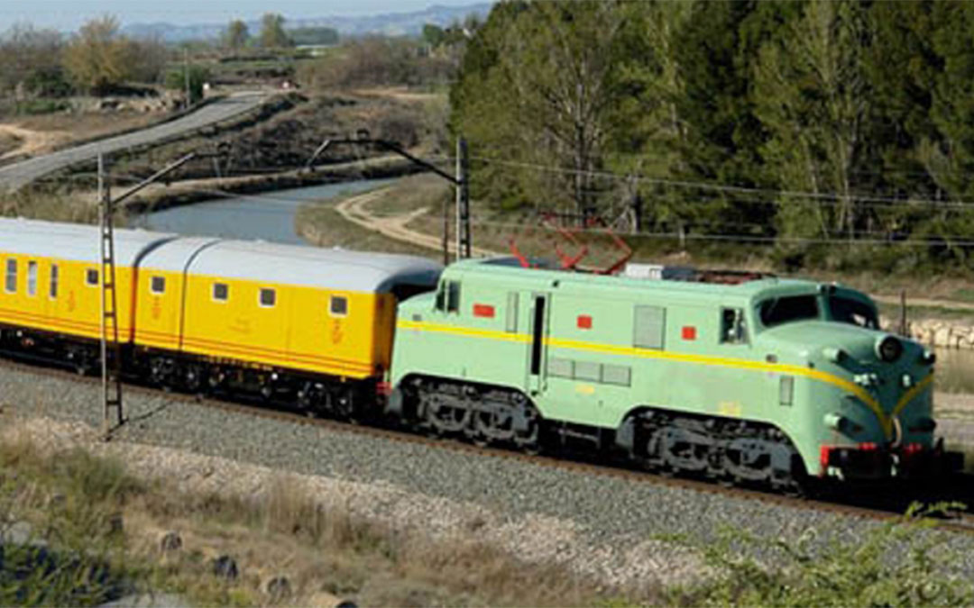 El Tren Azul es una iniciativa turística que recorre muchos rincones de Aragón y simboliza la época dorada del ferrocarril.