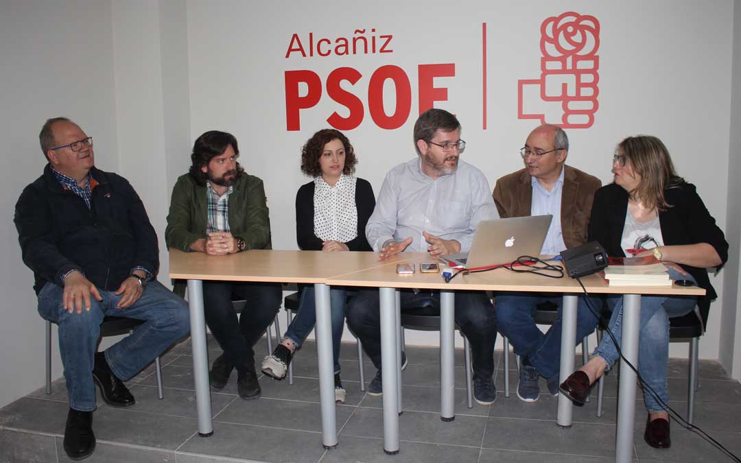 Urquizu, este jueves, con sus compañeros de la candidatura del PSOE de Alcañiz. Foto: L. Castel