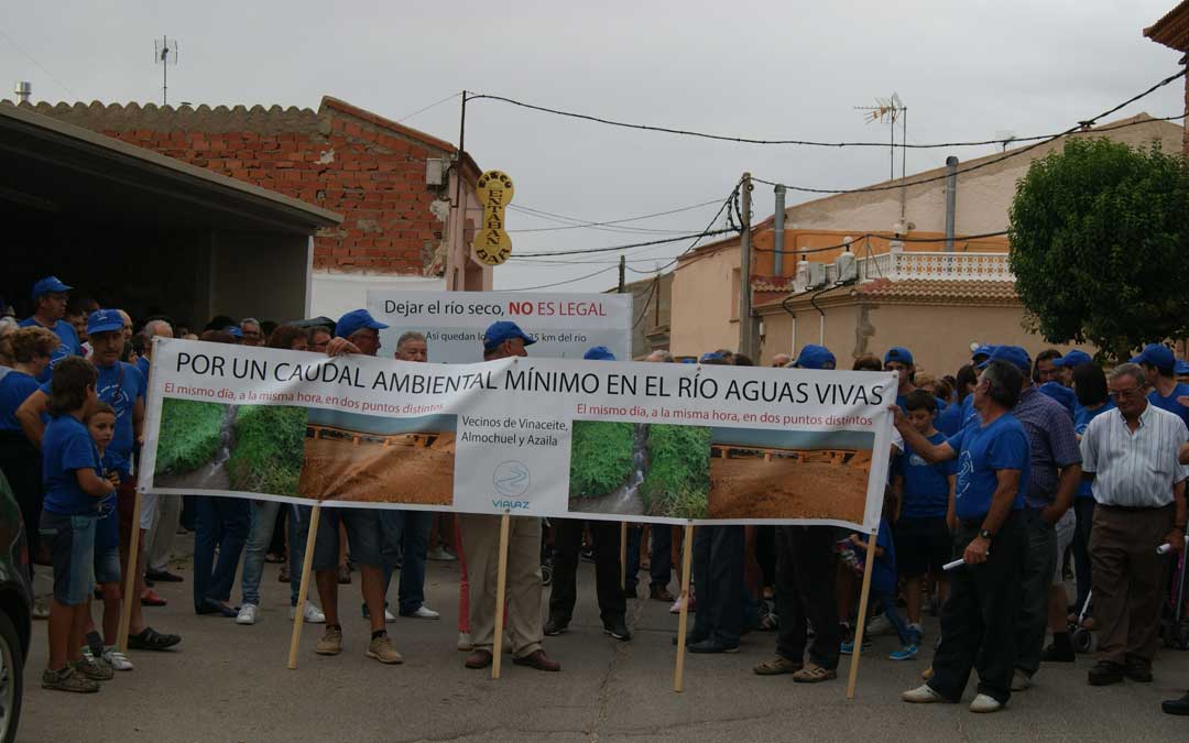 Manifestación convocada por Vialaz en 2016 en Vinaceite para reivindicar un río Aguasvivas con caudal mínimo garantizado todo el año