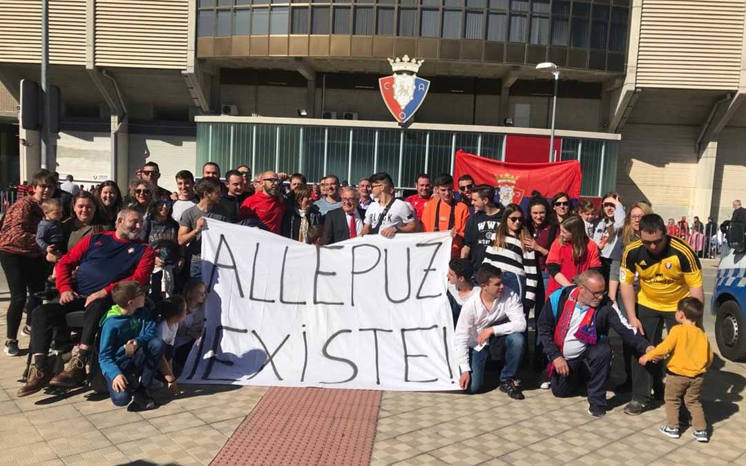 Los vecinos de Allepuz posan frente al campo de El Sadar con el presidente del Osasuna y la presidenta de Navarra el pasado 13 de abril