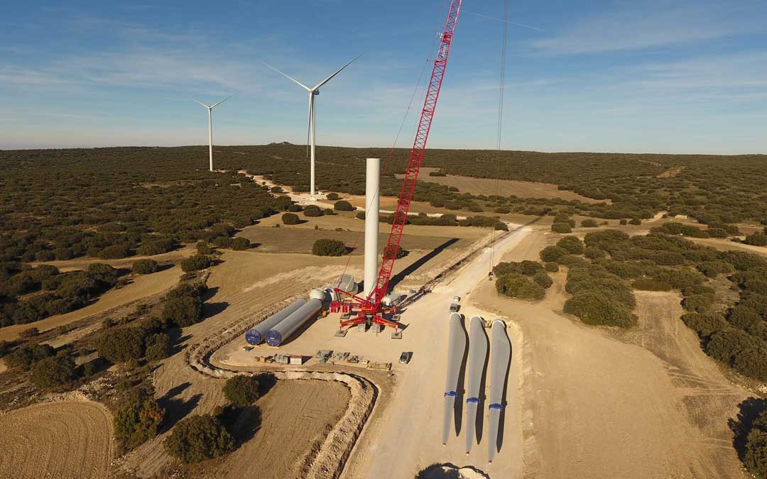 Imagen de la construcción del parque eólico que Endesa está instaló en Muniesa. / La COMARCA