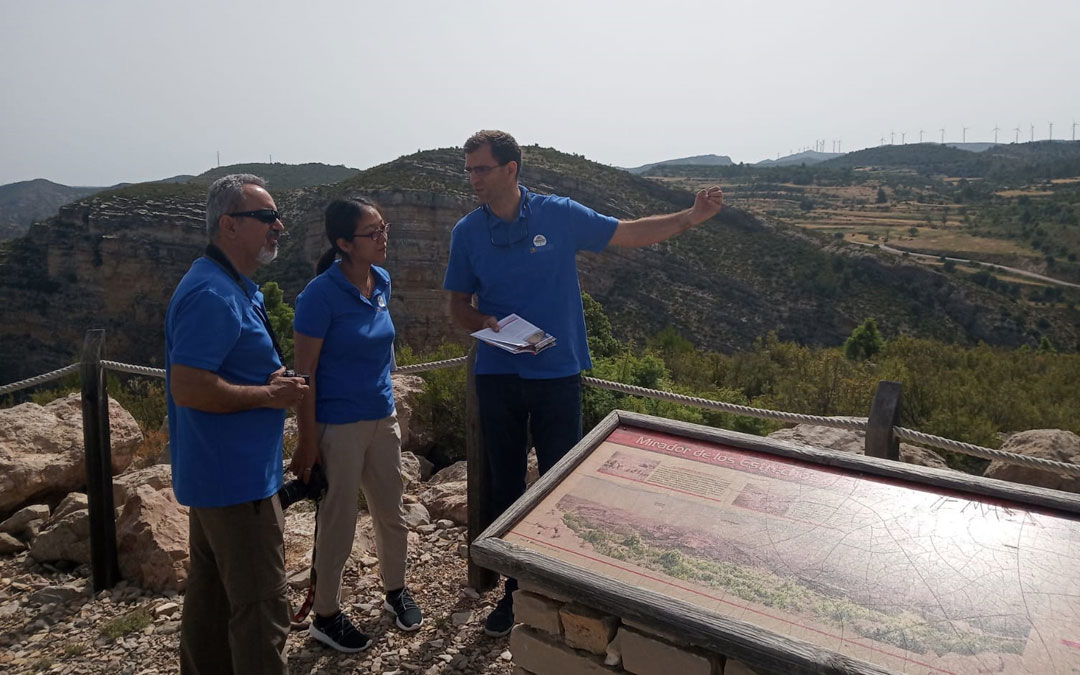 El paleontólogo Luis Mampel junto a los dos expertos de la Unesco que han visitado el Parque Cultural