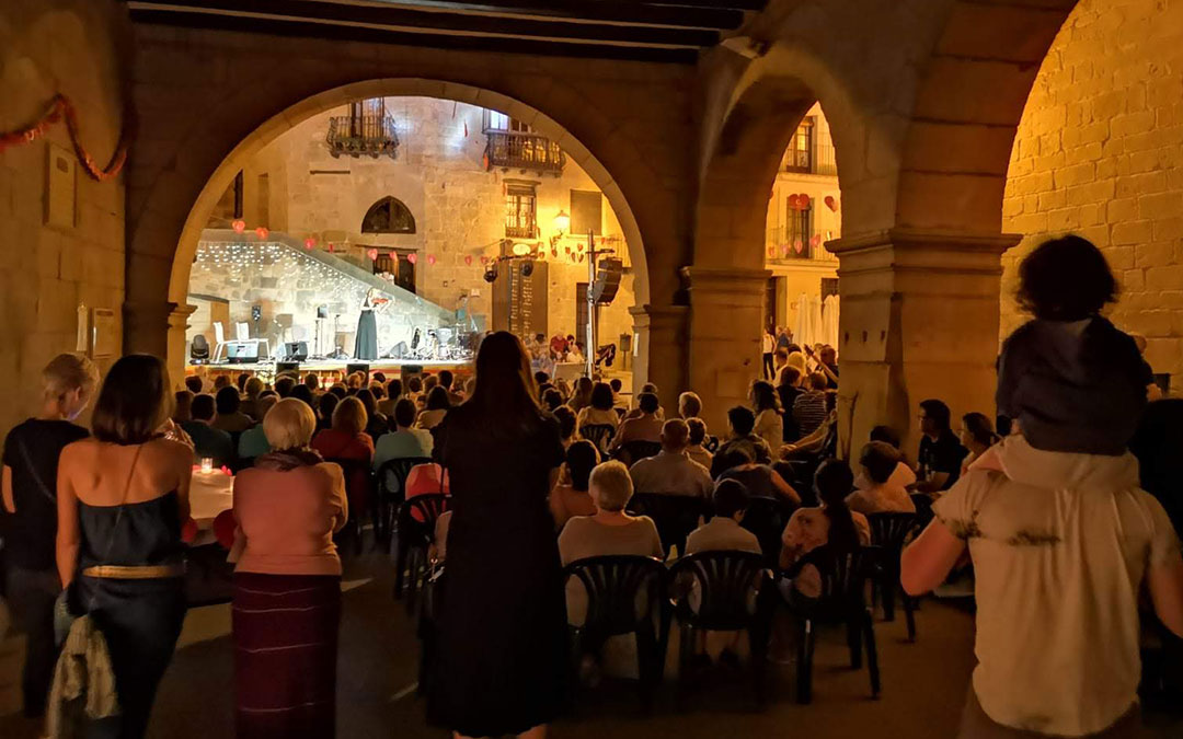 Actuación musical en la plaza de Valderrobres durante la Noche Romántica. /Carmen Lorente