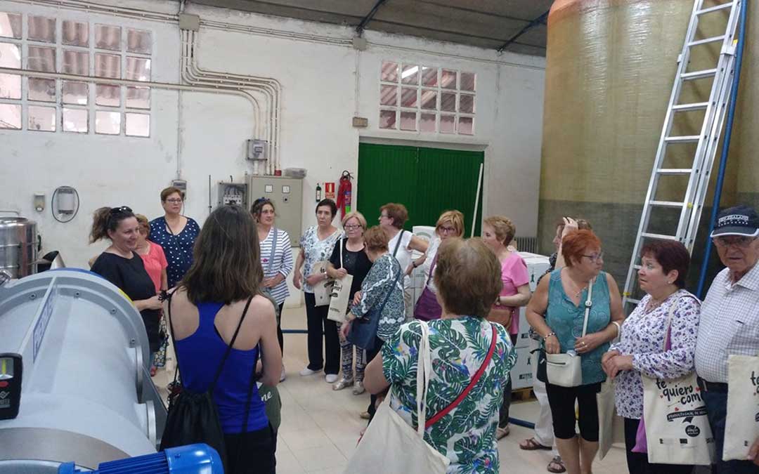 Momento de la visita a Aceites Albalate de la expedición de Adibama. / Adibama