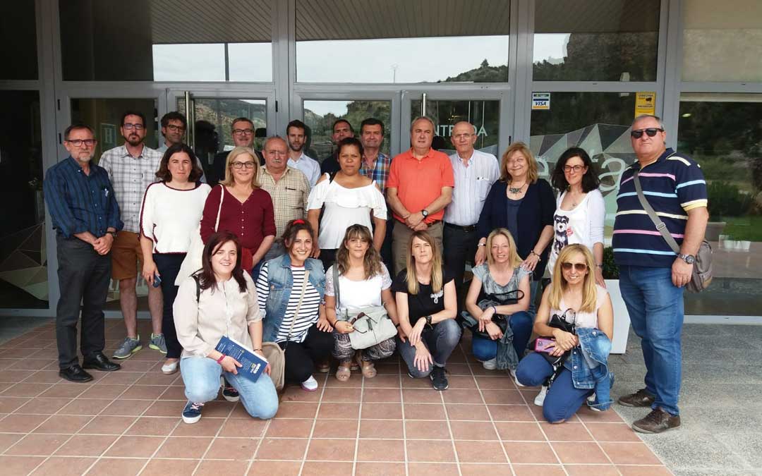 Asistentes a la visita del Balneario de Ariño donde presentaron el proyecto ‘Entre mandiles y apaños’ para investigar y promocionar el patrimonio gastronómico de la zona y cuenta con ayuda Leader. / Adibama