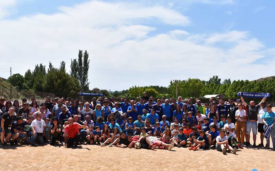 Equipo y afición al término del partido de vuelta el pasado domingo.