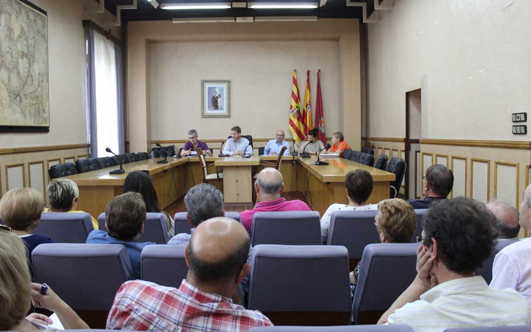 Momento de la reunión con los afectados por el derrumbe de Pui Pinos, con el alcalde y el portavoz del PSOE, y los portavoces de Ciudadanos, GANAR y PAR. / B. Severino
