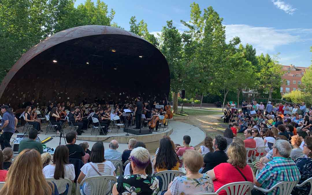 Una de las actuaciones del final de curso del Conservatorio en la glorieta Telmo Lacasa. / Marta Mondaray