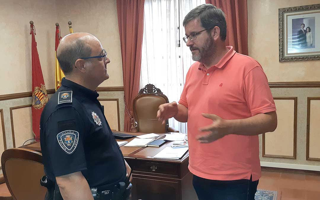 Pedro Obón e Ignacio Urquizu, tras la reposición en la jefatura de la Policía Local.