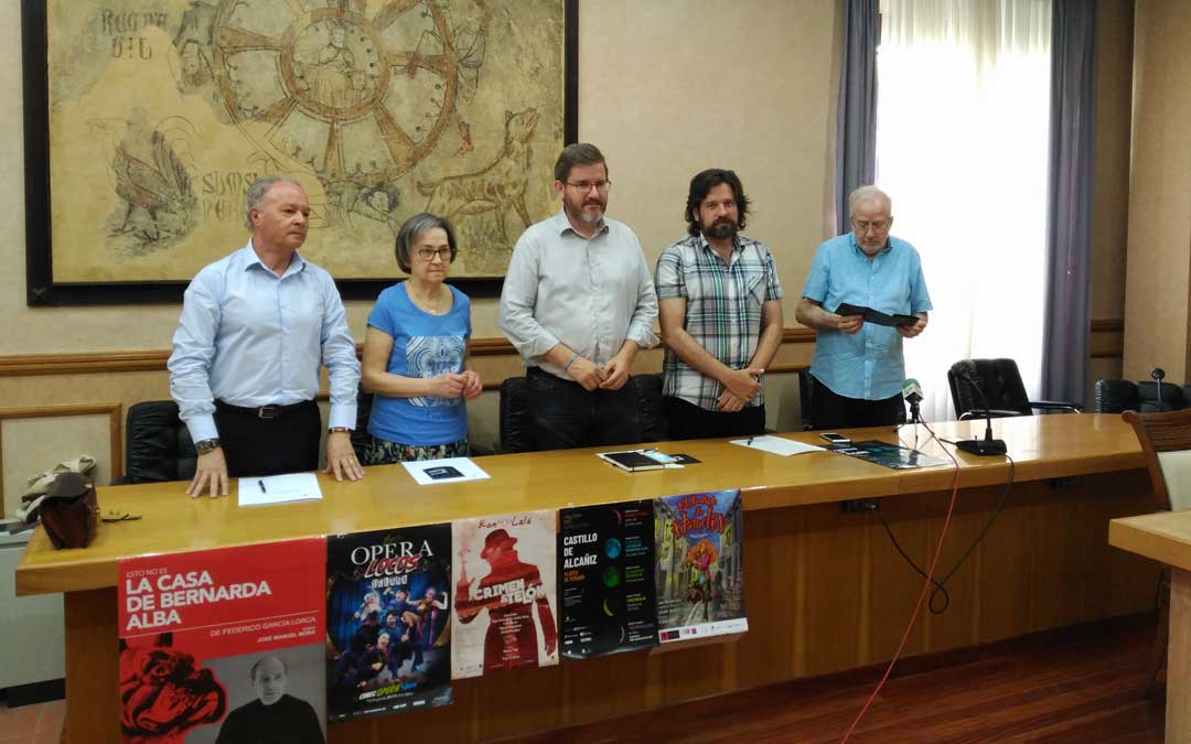 Ignacio Aguiló y Vicentina Calvo (Hotel Guadalope) como colaboradores, en la presentación junto al alcalde y el concejal y el técnico de Cultura. / B. Severino