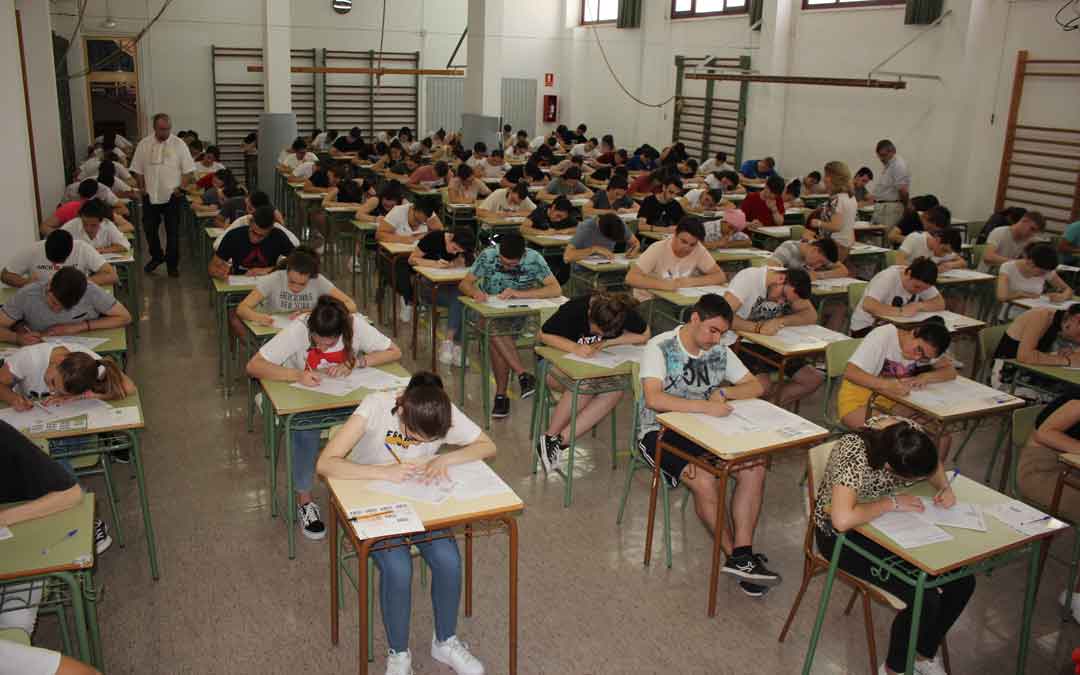 Alumnos en el IES de Alcañiz realizando el primer examen este martes, el de Historia de España. Foto: L. Castel