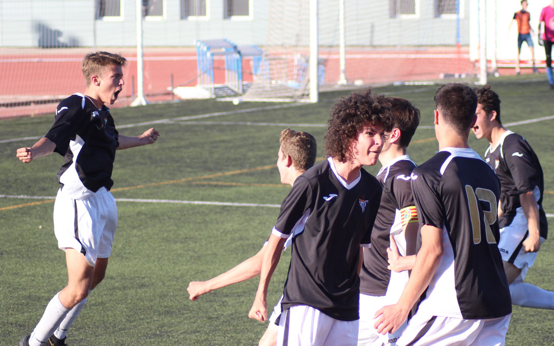 Los jugadores del Alcañiz celebran el gol de Nacho Dobato (izquierda) que dio la victoria a los cadetes