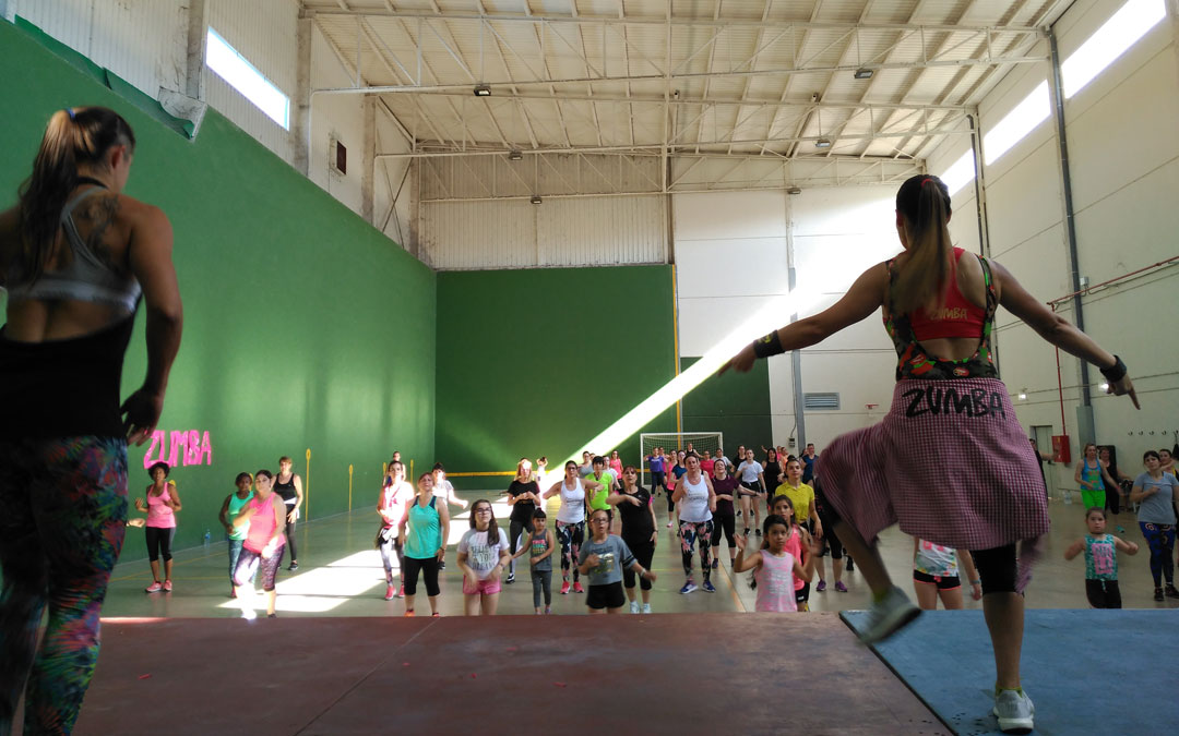 Sofía Alegre (derecha) ante las 80 personas que se animaron a bailar zumba en Alcañiz en beneficio de Afedaba. / B. Severino