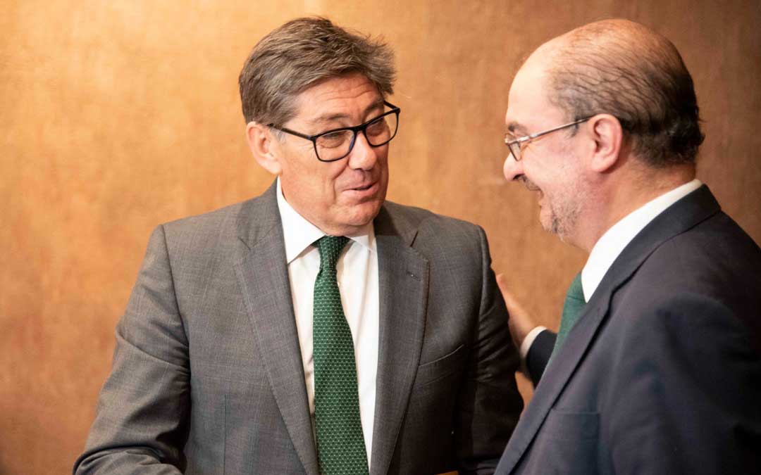 Aliaga (PAR) y Lambán (PSOE) hablan sonrientes ante la prensa después de llegar a un acuerdo. Foto: PSOE