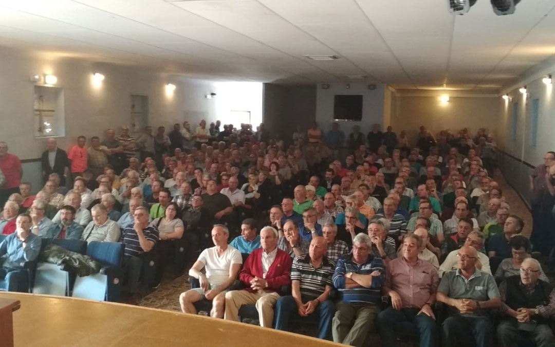 Los extrabajadores de Endesa volvieron a llenar el salón de actos del instituto de Andorra este jueves