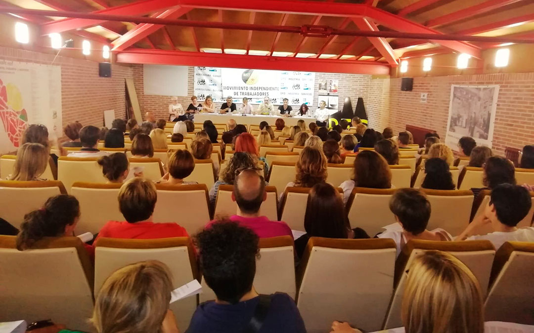 El salón de actos de APEC de Caspe se llenó para la asamblea de trabajadores de Losan.