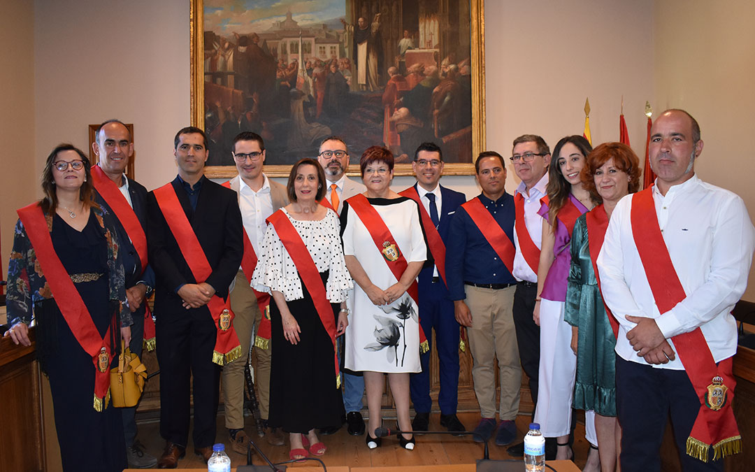 Los nuevos miembros de la corporación caspolina tras el acto de investidura.