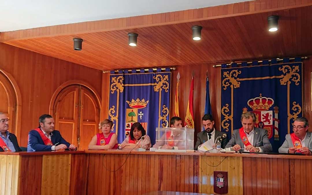 Imagen de la corporación municipal de Utrillas durante el pleno de investidura