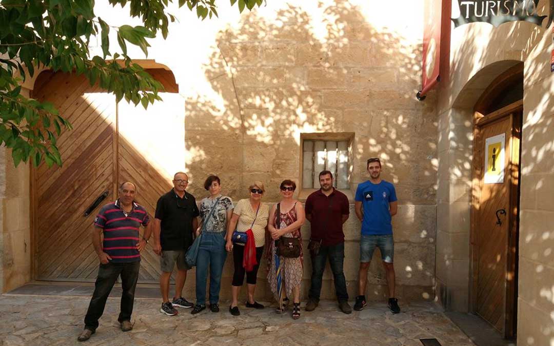 Foto de la visita de los Daudén a Alcorisa desde Miami junto con miembros del CELA