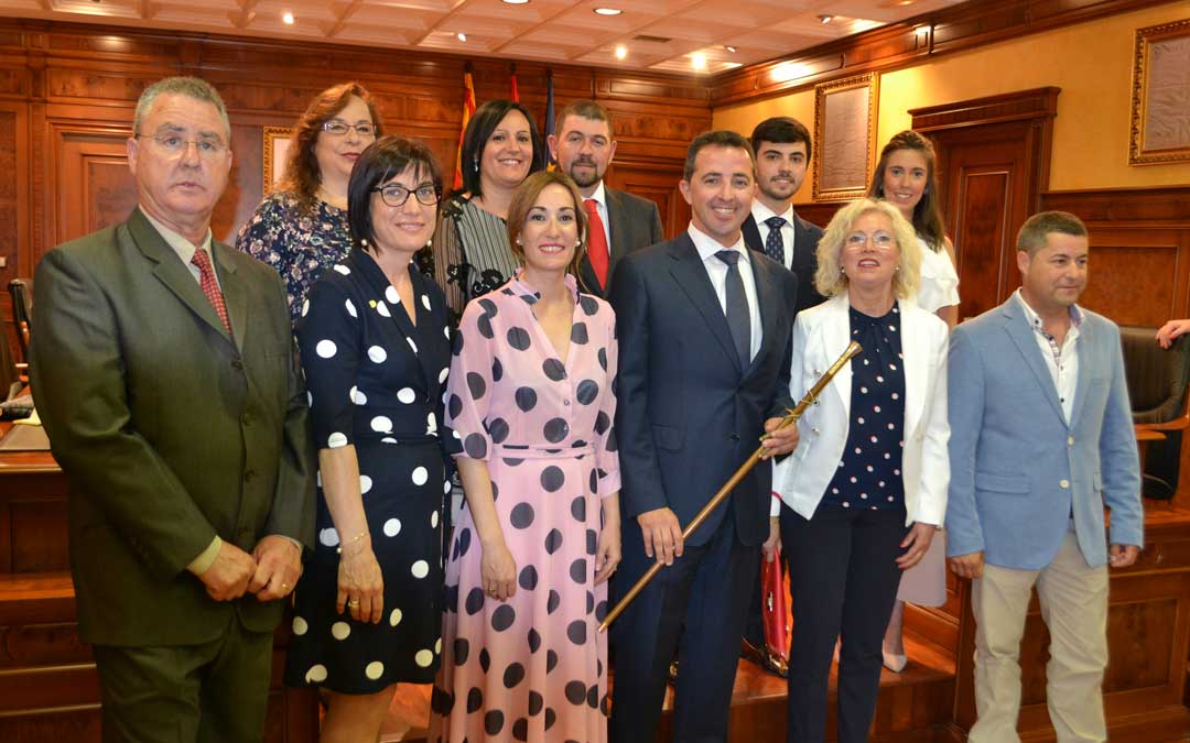 El nuevo alcalde de Calanda, Alberto Herrero, junto al resto de concejales que representarán a los calandinos en los próximos cuatro años.