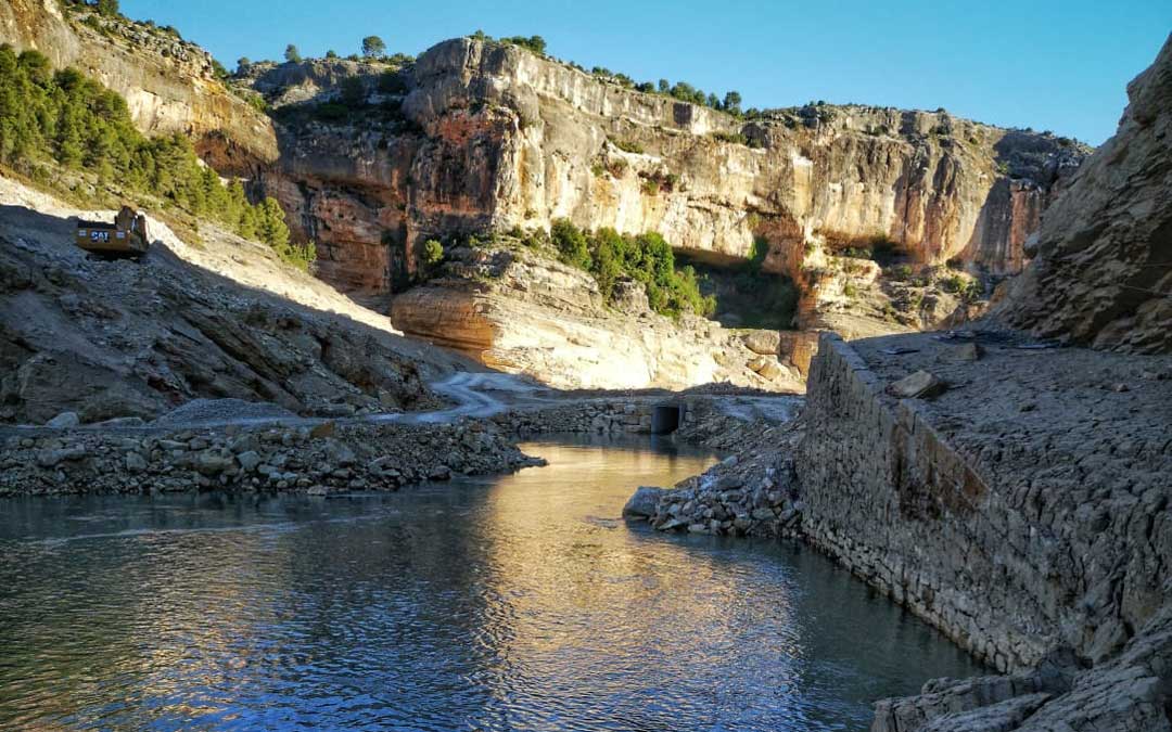 La estructura del puente medieval de Castellote ya ha desaparecido del embalse de Santolea.