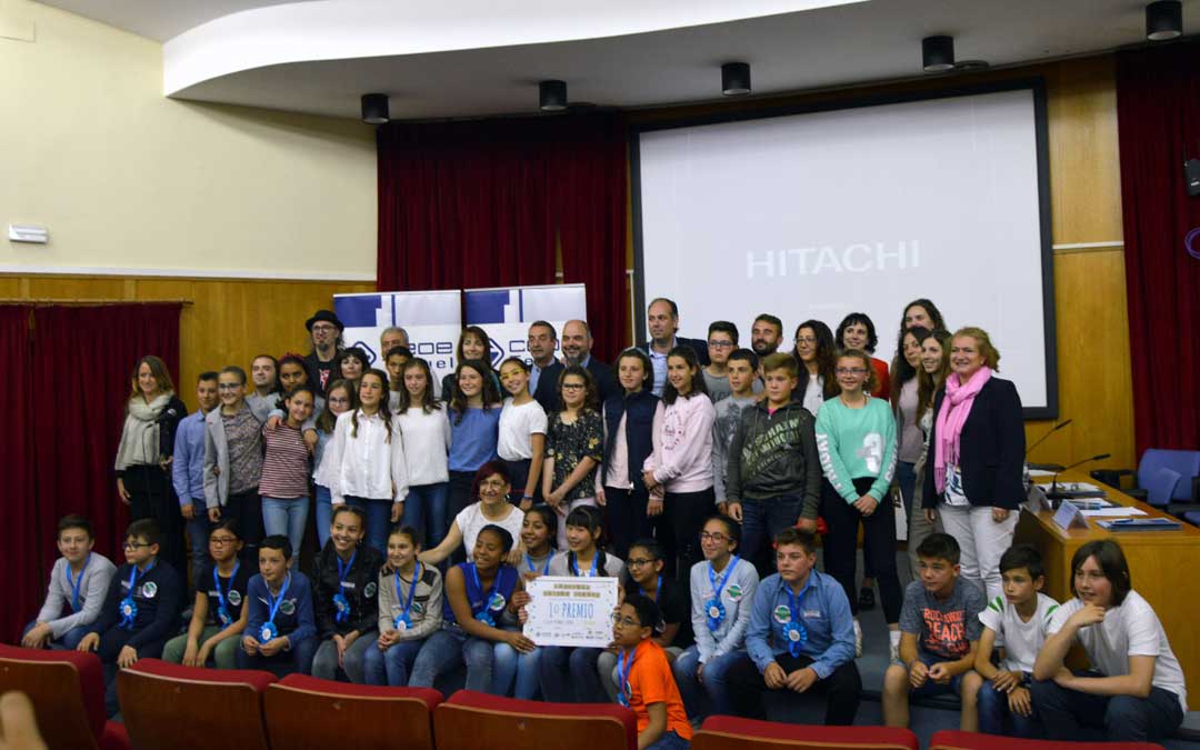 Foto de familia tras la entrega de los premios 'Emprende, Futuro Teruel' de CEOE..