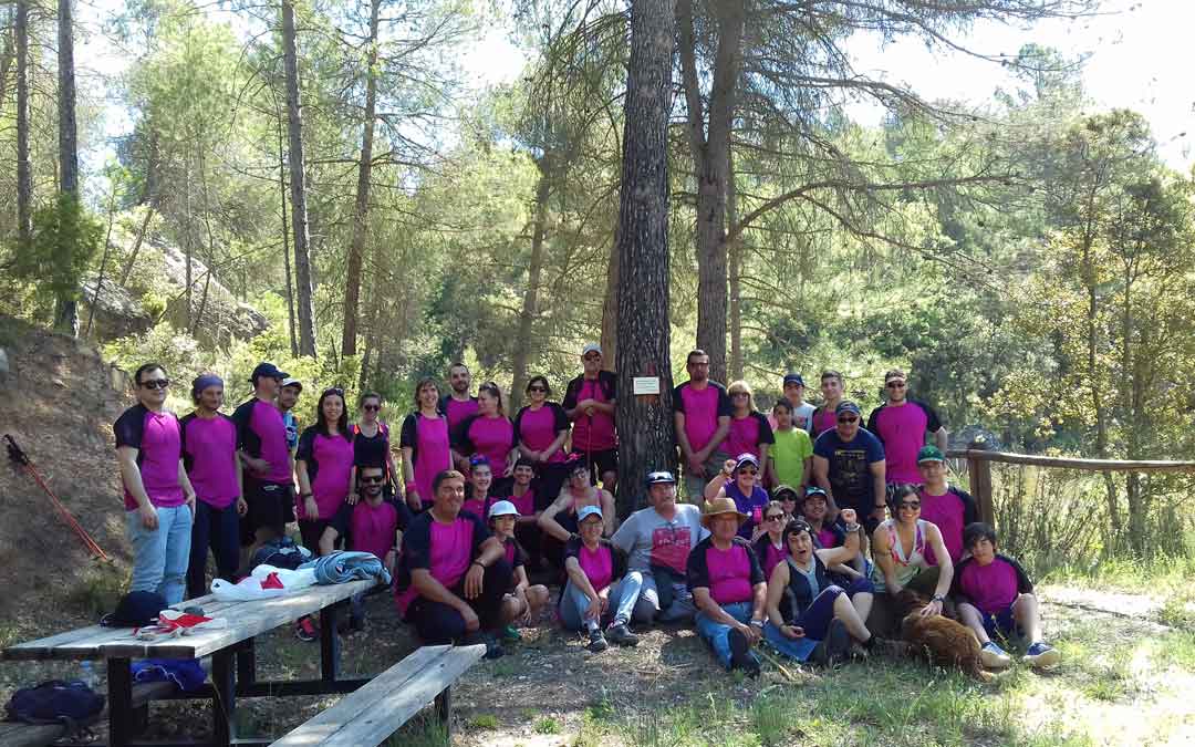 Foto de familia de parte de los senderistas en la parada para colocar la placa conmemorativa. / Asociación Serva