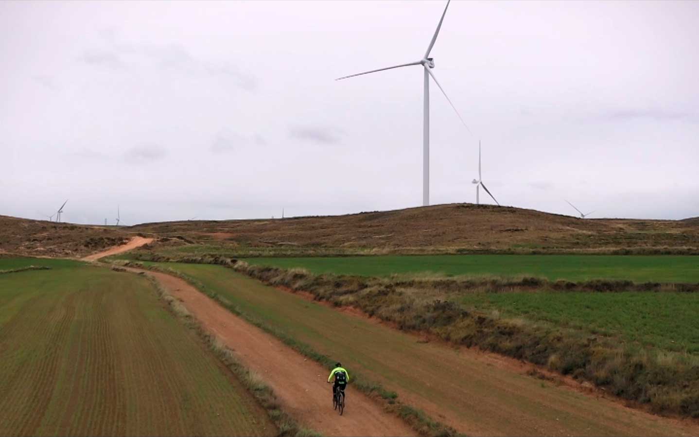 Ruta ciclista entre los molinos de viento