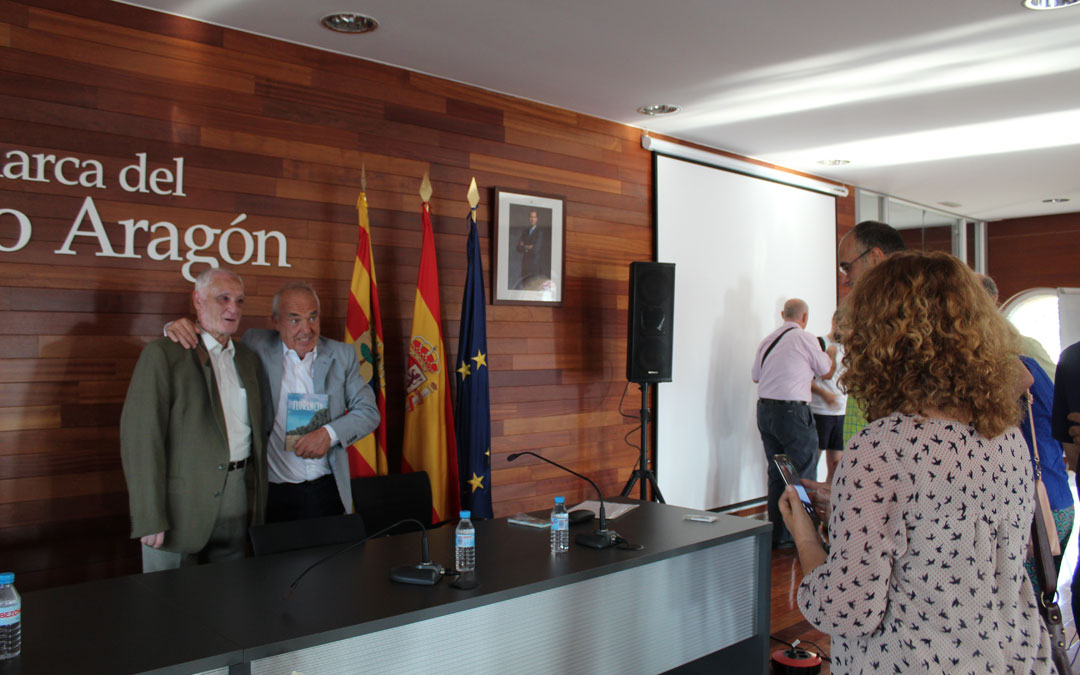 José Ramón Molíns (derecha), en la presentación la sede de la Comarca del Bajo Aragón, junto a Enrique Bosque Labrador, hijo de Florencia, la mujer cuya historia inspiró el libro del codoñerano. / B. Severino