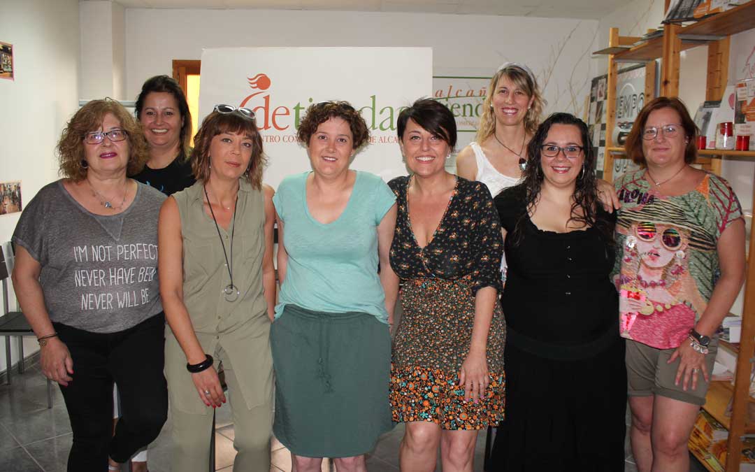 La nueva junta de Alcañiz de Tiendas, en su sede. De izquierda a derecha Mª Jesús Gómez, secretaria; Marta Ballester; Belén Adán, vicepresidenta; Isabel Herrera, presidenta; Ana Anglés; Sonia Andreu; Laura Llamas y Ana Cris Córdova. Falta el tesorero, Alberto Ponz. Foto: L. Castel