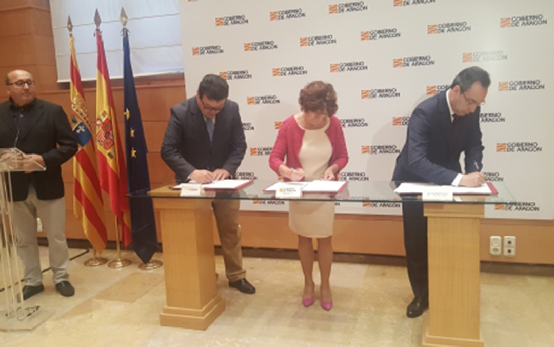 Momento de la firma del convenio por parte de los representantes de las tres partes implicadas. /Gobierno de Aragón