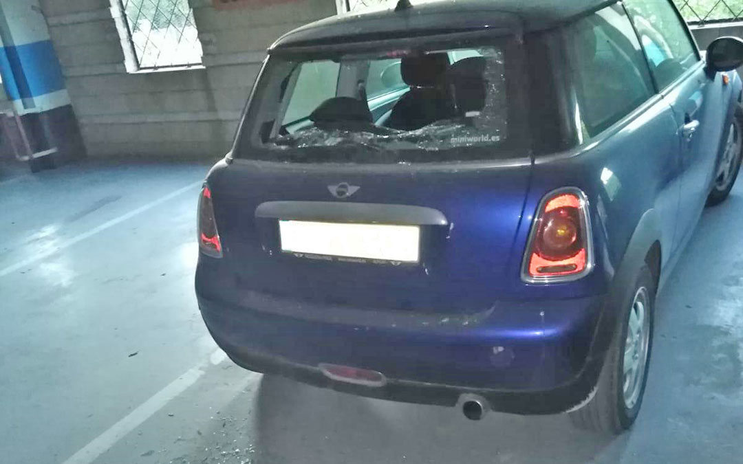 Imagen del coche que apareció con la luna trasera destrozada.