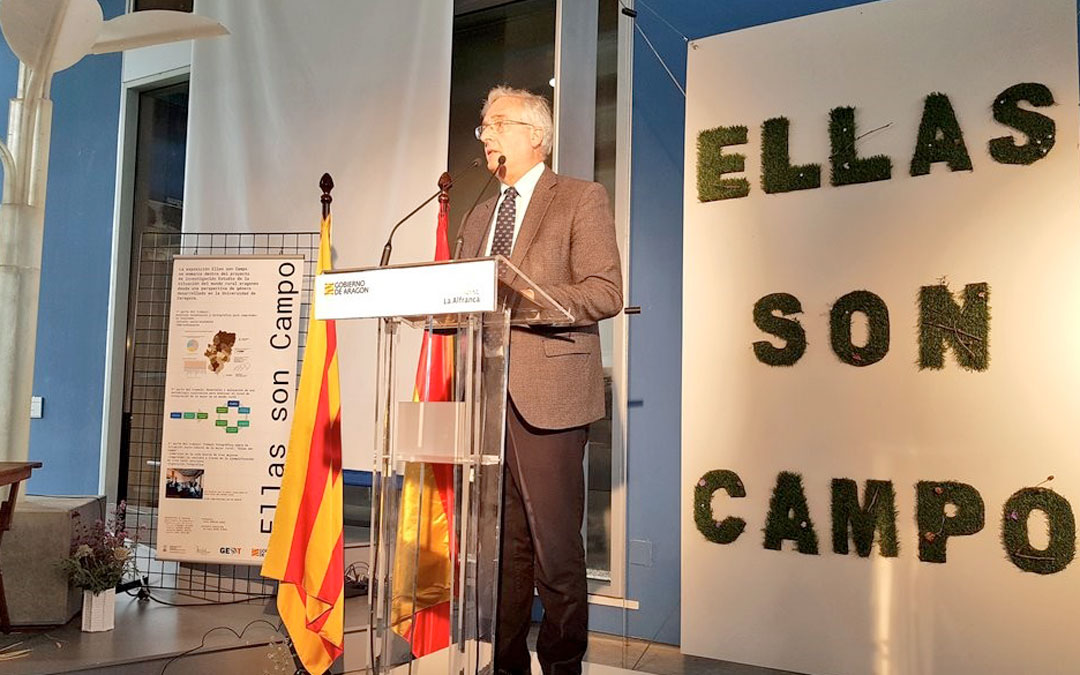 El consejero de Desarrollo Rural y Sostenibilidad del Gobierno de Aragón, Joaquín Olona, inaugurando la muestra