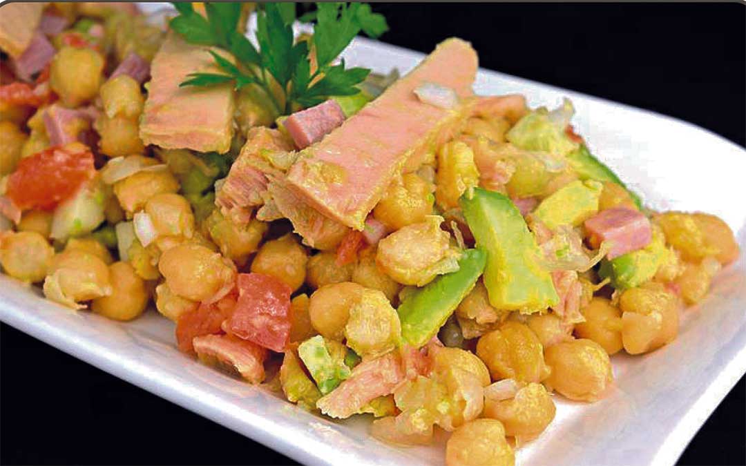 Ensalada de garbanzos con aguacate y limón