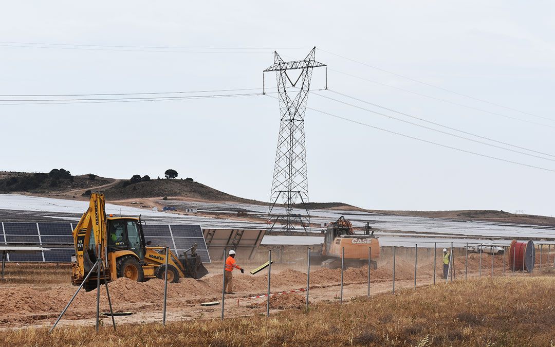 Trabajadores durante su jornada laboral en el parque solar del término municipal de Escatrón, ayer por la tarde.