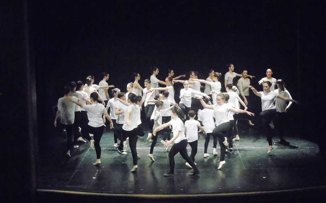 Actuación de los alumnos en el Teatro. Foto: Facebook Liceo
